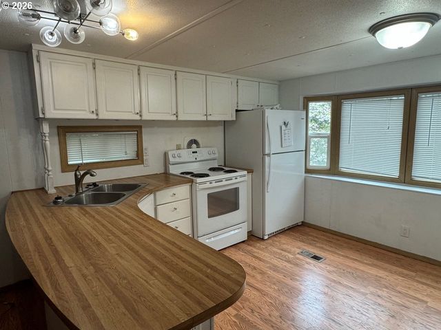 1600 RHODODENDRON Dr 293, Florence, OR 97439