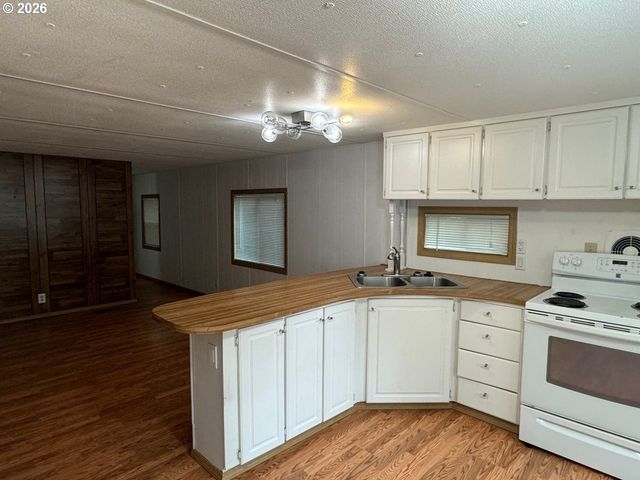 1600 RHODODENDRON Dr 293, Florence, OR 97439