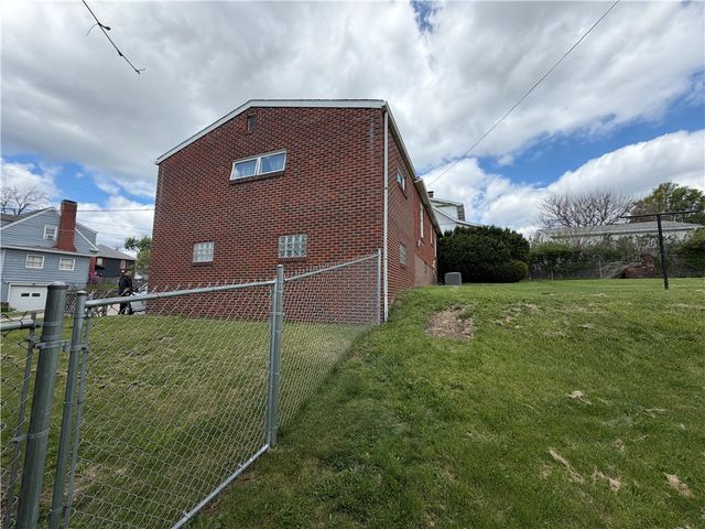 14 Hogsett St, Uniontown, PA 15401