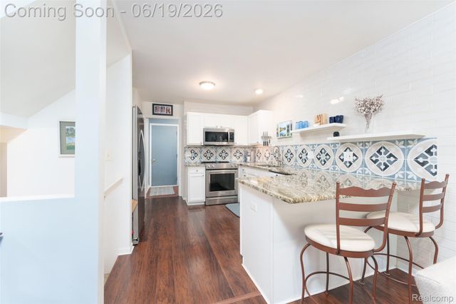 1021 Calpernia, Wixom, MI 48393