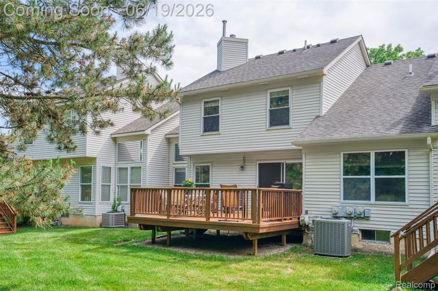 1021 Calpernia, Wixom, MI 48393