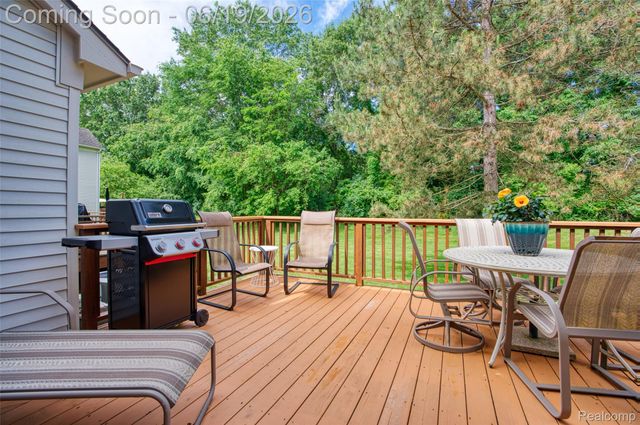 1021 Calpernia, Wixom, MI 48393