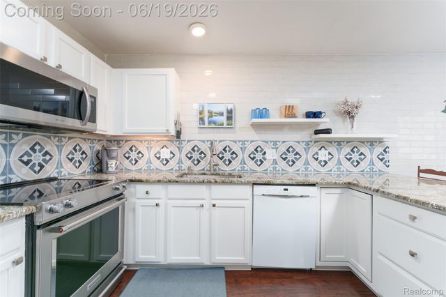 1021 Calpernia, Wixom, MI 48393