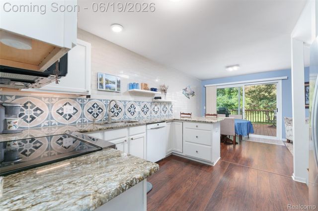 1021 Calpernia, Wixom, MI 48393
