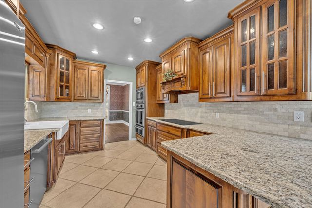 401 Canyon Creek Trail, Fort Worth, TX 76112