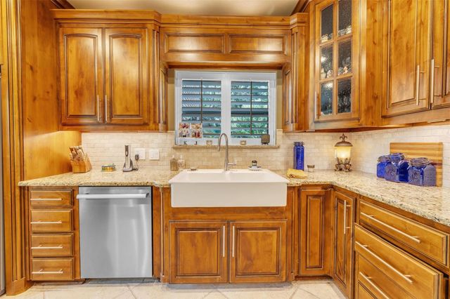 401 Canyon Creek Trail, Fort Worth, TX 76112