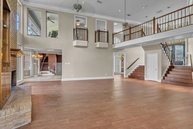 401 Canyon Creek Trail, Fort Worth, TX 76112