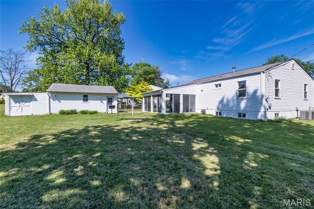 11048 Ridge Forest Court, St Louis, MO 63126