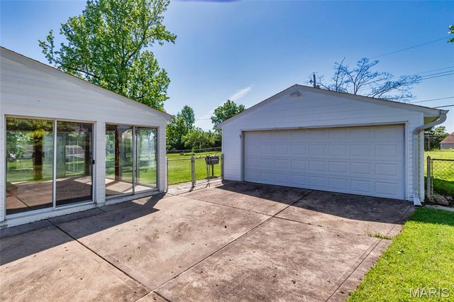 11048 Ridge Forest Court, St Louis, MO 63126