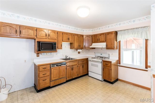 11048 Ridge Forest Court, St Louis, MO 63126