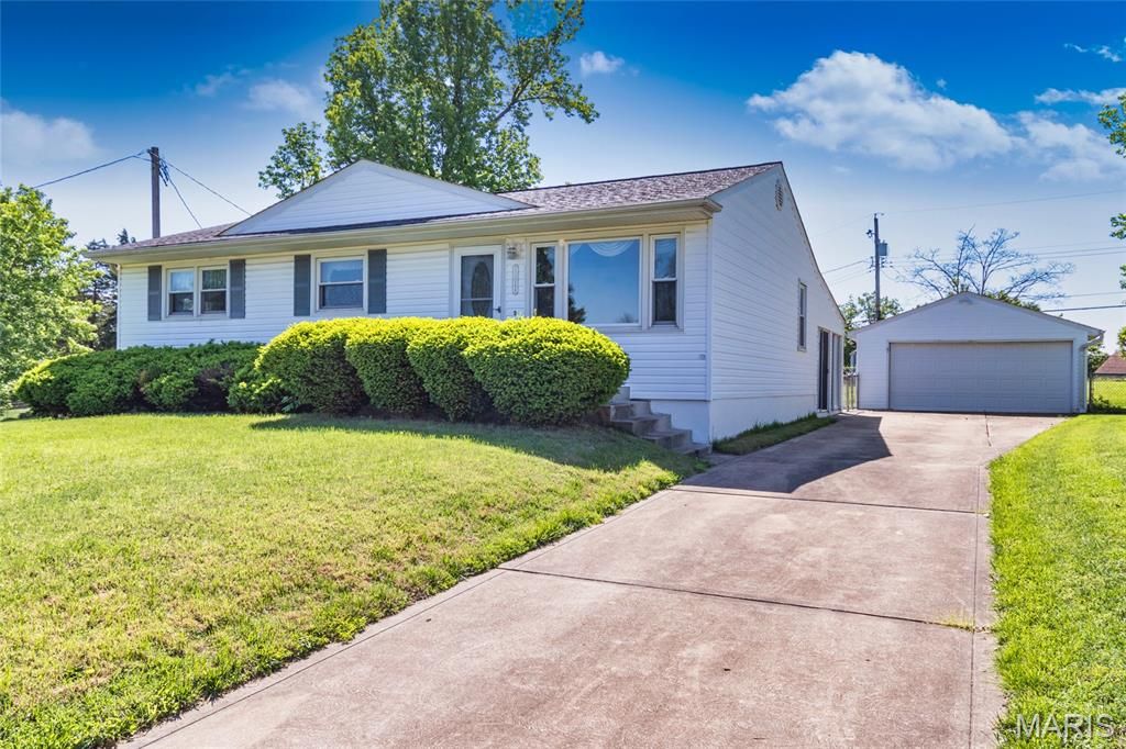 11048 Ridge Forest Court, St Louis, MO 63126