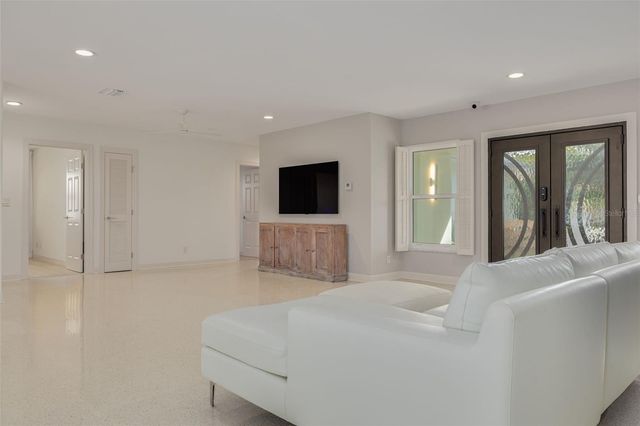 3932 VERSAILLES DRIVE, Tampa, FL 33634