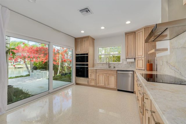 3932 VERSAILLES DRIVE, Tampa, FL 33634