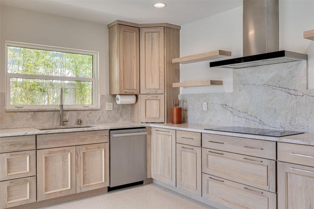 3932 VERSAILLES DRIVE, Tampa, FL 33634