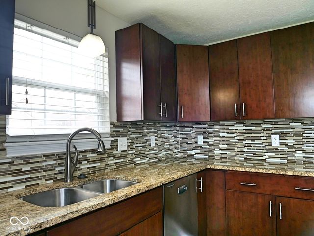 11504 Grassy Court UNIT 100, Fishers, IN 46037