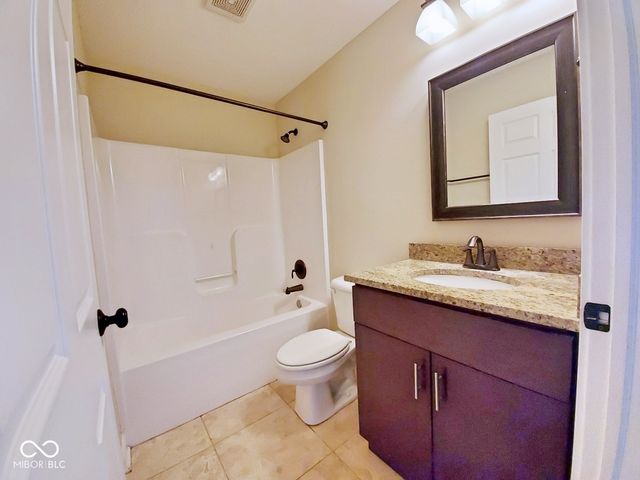 11504 Grassy Court UNIT 100, Fishers, IN 46037