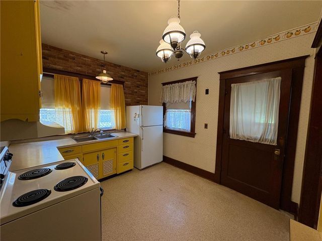 201 3rd Street SE, Renville, MN 56284