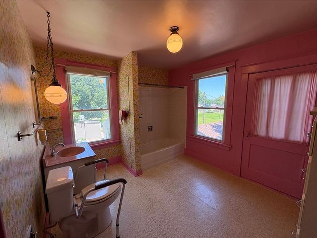 201 3rd Street SE, Renville, MN 56284