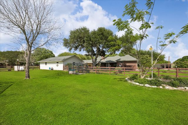 428 Briar Creek Lane, Sealy, TX 77474