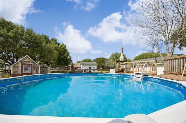 428 Briar Creek Lane, Sealy, TX 77474
