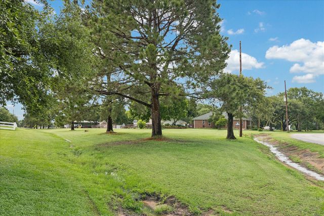 428 Briar Creek Lane, Sealy, TX 77474