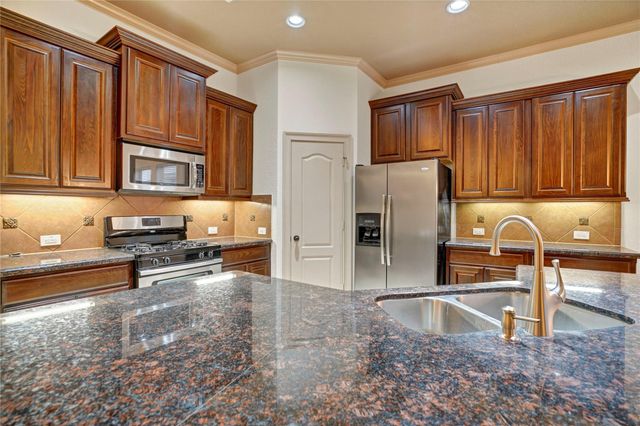 10 Tallgrass Way, Spring, TX 77389