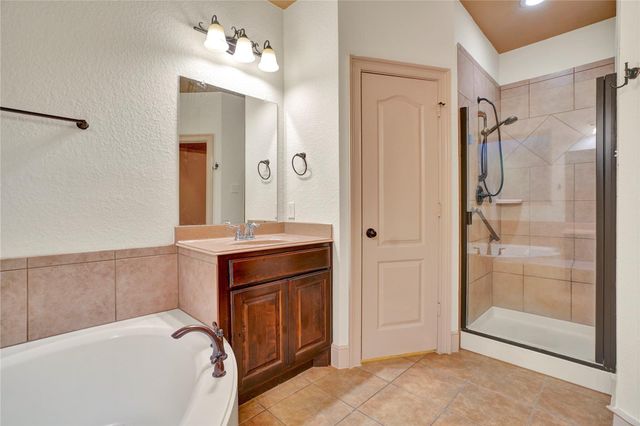 10 Tallgrass Way, Spring, TX 77389