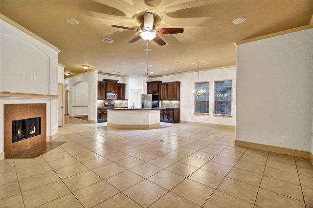 10 Tallgrass Way, Spring, TX 77389