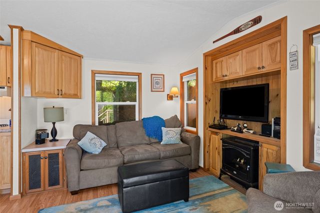 90 Lakeshore Place, Hoodsport, WA 98548