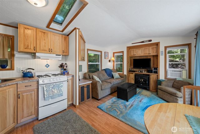 90 Lakeshore Place, Hoodsport, WA 98548