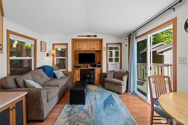 90 Lakeshore Place, Hoodsport, WA 98548