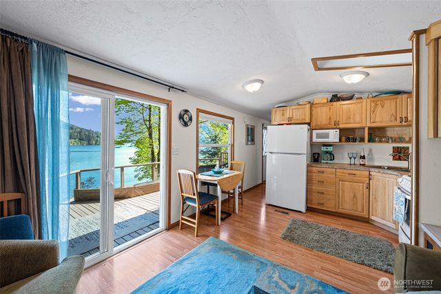 90 Lakeshore Place, Hoodsport, WA 98548