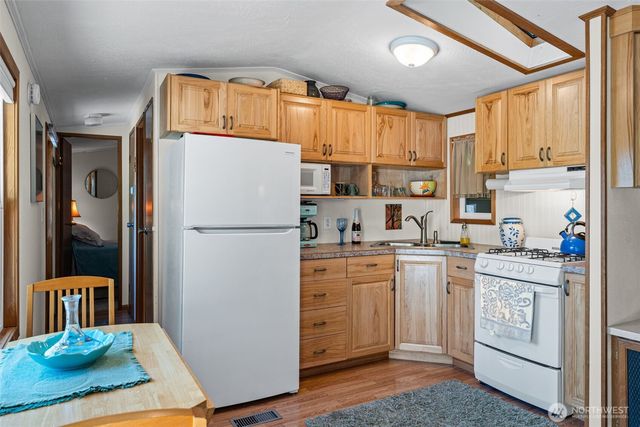 90 Lakeshore Place, Hoodsport, WA 98548