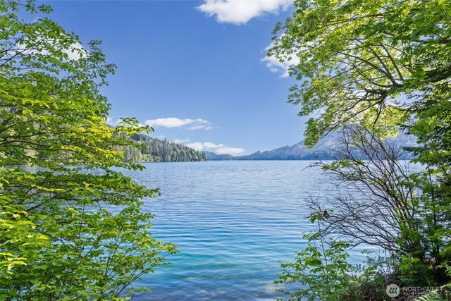 90 Lakeshore Place, Hoodsport, WA 98548