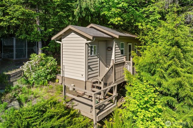90 Lakeshore Place, Hoodsport, WA 98548