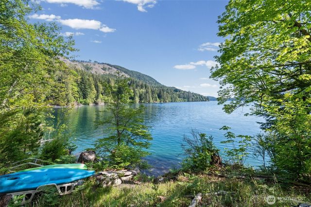 90 Lakeshore Place, Hoodsport, WA 98548