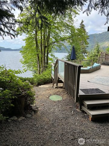 90 Lakeshore Place, Hoodsport, WA 98548