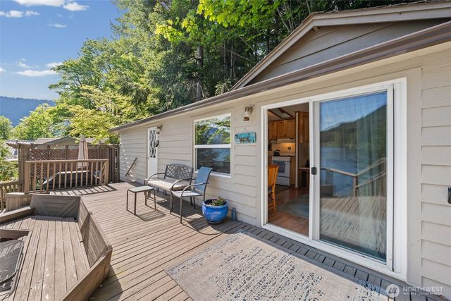 90 Lakeshore Place, Hoodsport, WA 98548