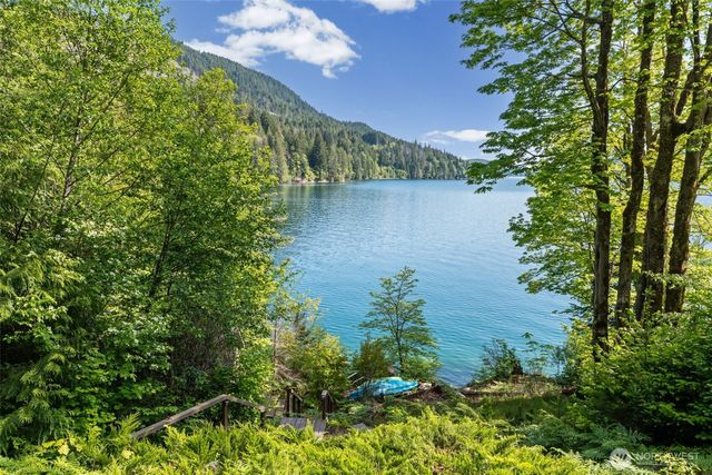 90 Lakeshore Place, Hoodsport, WA 98548