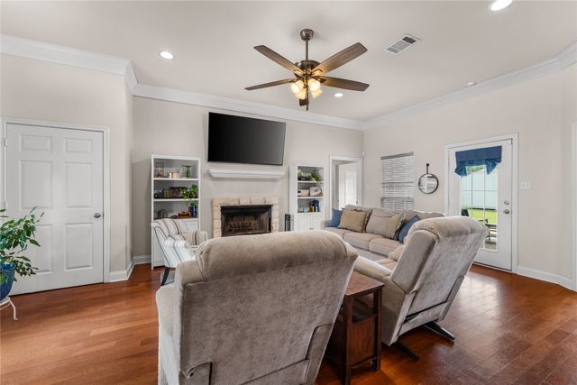 429 W Wall Street, Hewitt, TX 76643