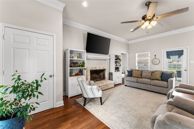 429 W Wall Street, Hewitt, TX 76643