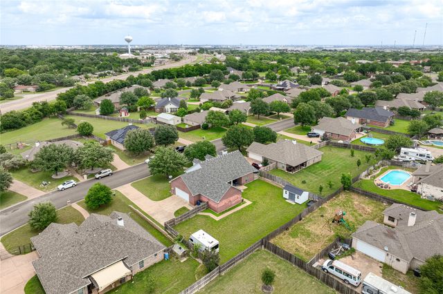 429 W Wall Street, Hewitt, TX 76643