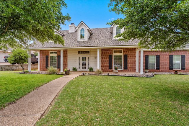 429 W Wall Street, Hewitt, TX 76643