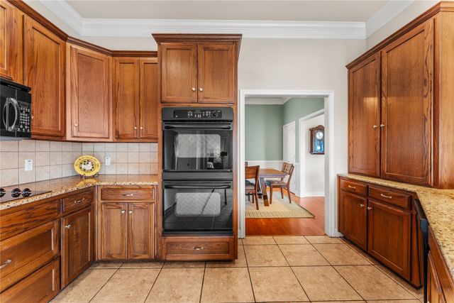 429 W Wall Street, Hewitt, TX 76643