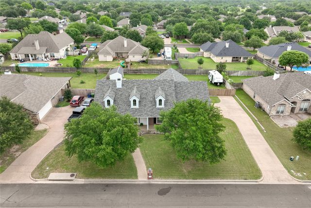 429 W Wall Street, Hewitt, TX 76643