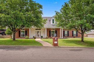 429 W Wall Street, Hewitt, TX 76643