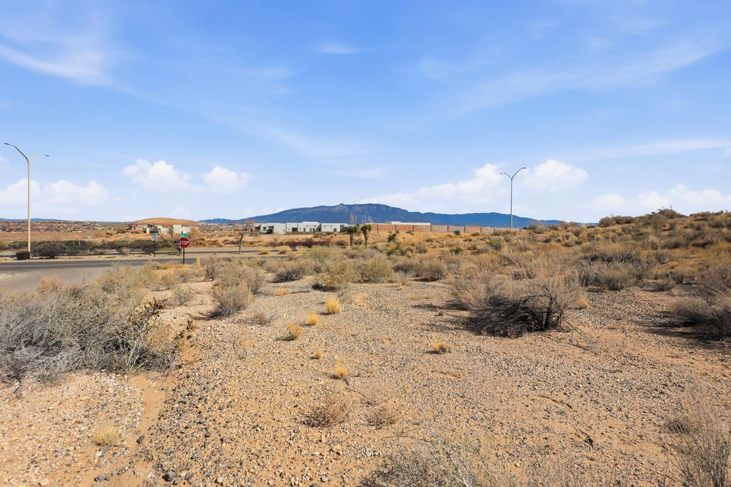 Image 9 of property listing at 801 Acano Circle NE, Rio Rancho, NM 87124