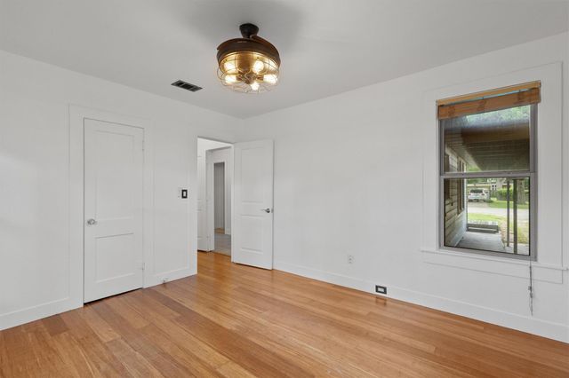 503 Short ST, Smithville, TX 78957