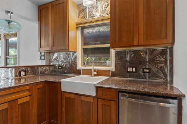 503 Short ST, Smithville, TX 78957