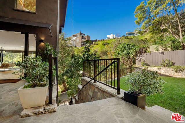 1782 Viewmont Drive, Los Angeles, CA 90069